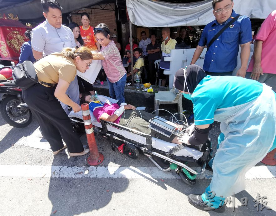 妇女骑摩托车遭车撞,被拖行10公尺,路人合力救援