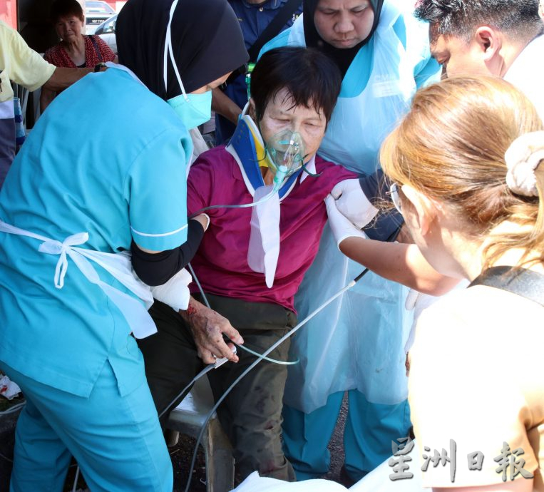 妇女骑摩托车遭车撞,被拖行10公尺,路人合力救援