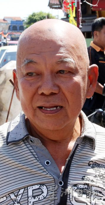 妇女骑摩托车遭车撞,被拖行10公尺,路人合力救援