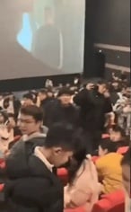 嫌前排视野不佳强行换位 母子看电影逼300人退票