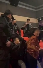 嫌前排视野不佳强行换位 母子看电影逼300人退票