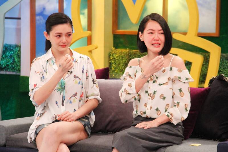 小S晒三姐妹旧照忆大S 手足情深画面逼哭上万人