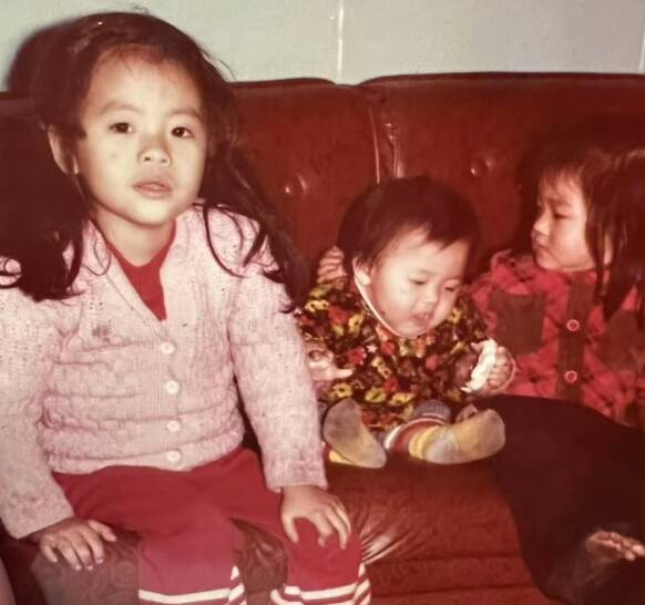 小S晒三姐妹旧照忆大S 手足情深画面逼哭上万人