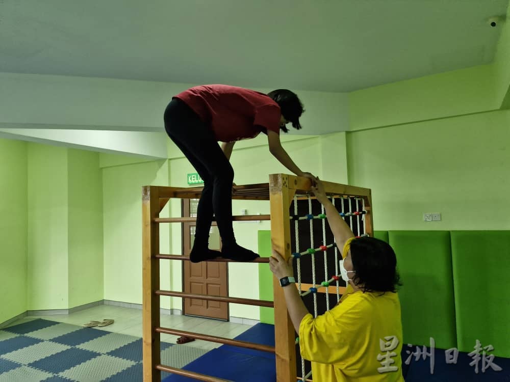 已签发 柔:关爱特殊教育中心感统教室 助30学员炼肢体协调能力