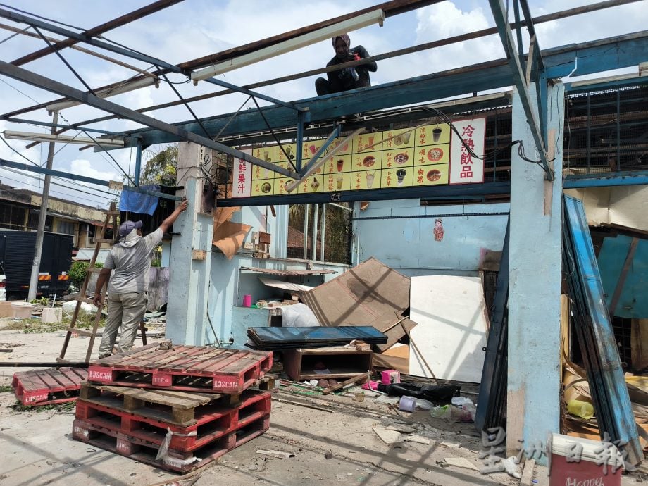 *已签发* 柔:封面:不敌时代发展巨轮,古来21哩华人小贩中心正式拆除