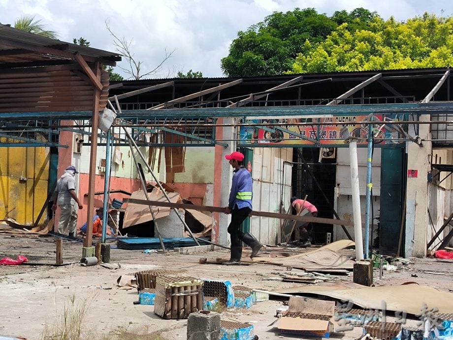 *已签发* 柔:封面:不敌时代发展巨轮,古来21哩华人小贩中心正式拆除