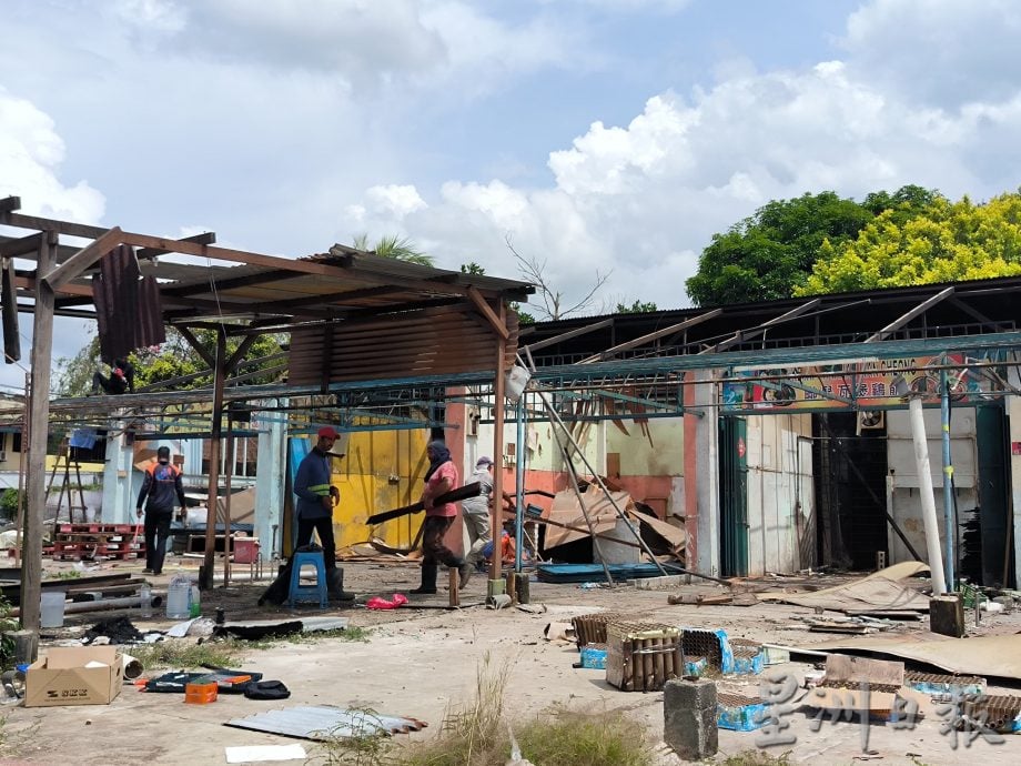 *已签发* 柔:封面:不敌时代发展巨轮,古来21哩华人小贩中心正式拆除