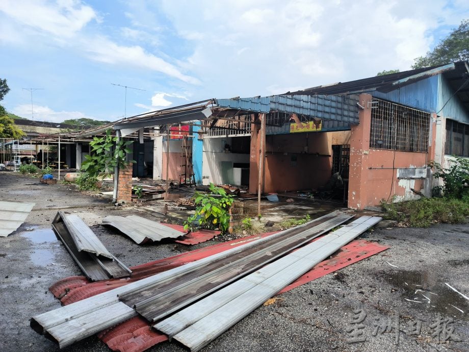 *已签发* 柔:封面:不敌时代发展巨轮,古来21哩华人小贩中心正式拆除