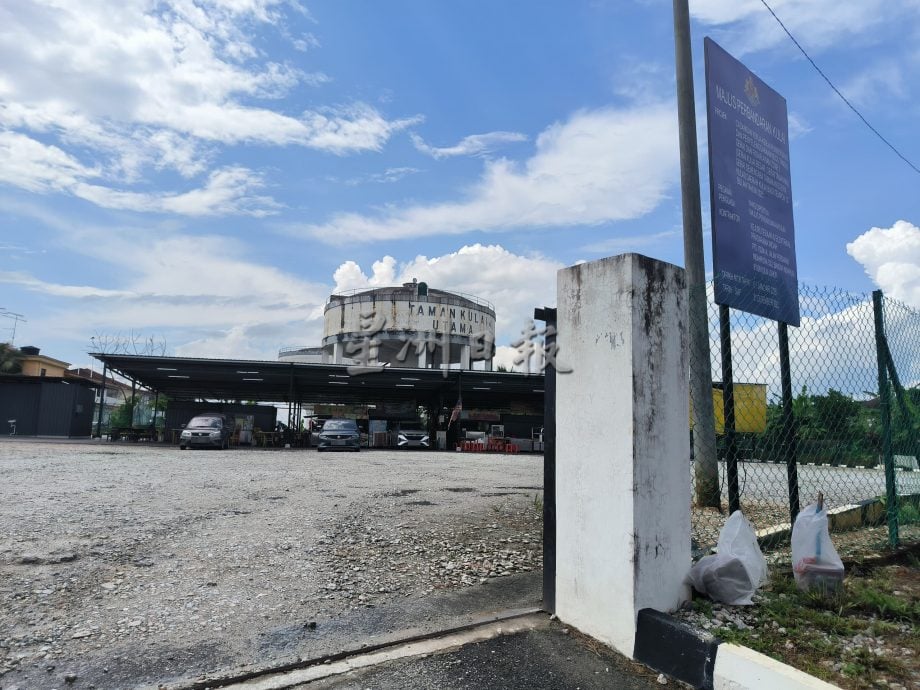 *已签发* 柔:封面:不敌时代发展巨轮,古来21哩华人小贩中心正式拆除