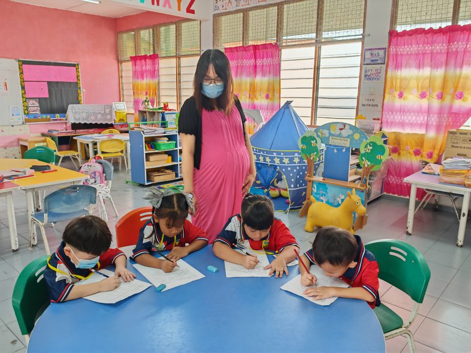 *已签发* 柔:封面:生源流失与环境挑战双重考验 亚音港中华学校学生数降至20人创新低