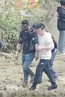 广东一村庄筑高台“烧炮”出意外 多人被鞭炮炸伤从高空跌落