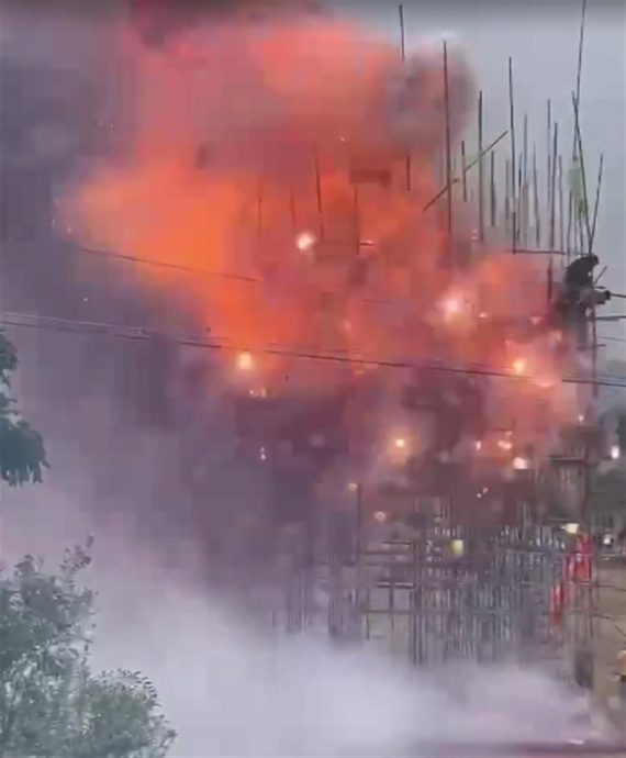 广东一村庄筑高台“烧炮”出意外 多人被鞭炮炸伤从高空跌落