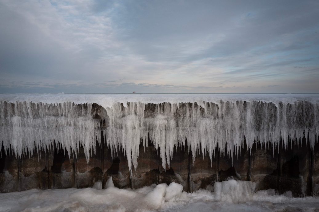 强烈冬季风暴侵袭美国 增至14人丧命