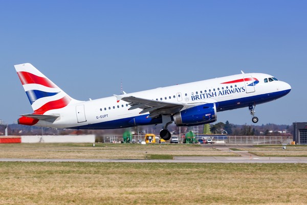 才刚起飞不久 英航“突窜毒烟”17人身体不适 机长紧急返航