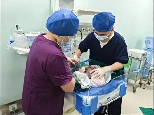 拚图)64岁高龄产妇引争论：对孩子负责吗？