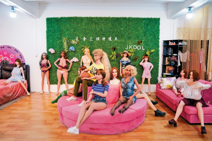 拼图两图)广东AI情趣娃娃海外热卖 “生理工具”变“情感伴侣”