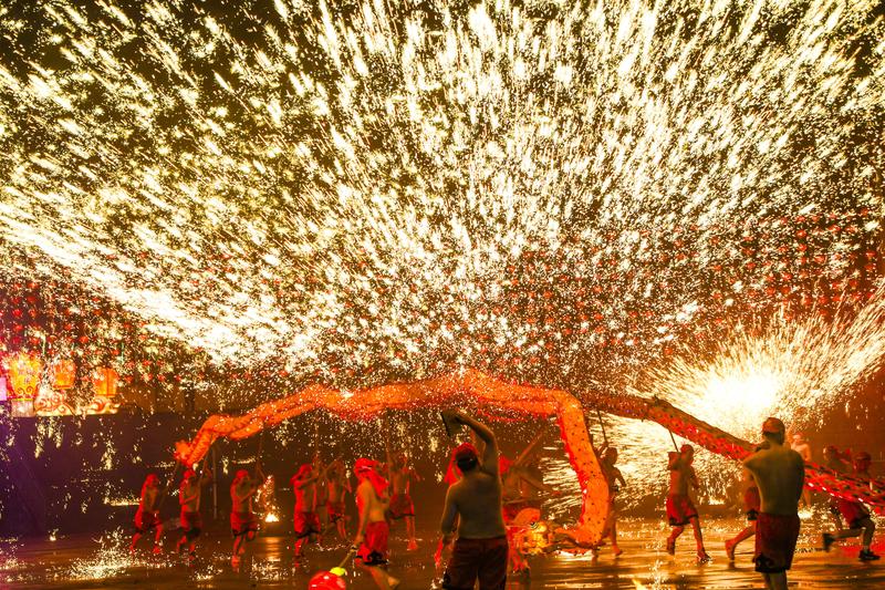 拼图) 重庆舞火龙 1500℃铁水溅焰火