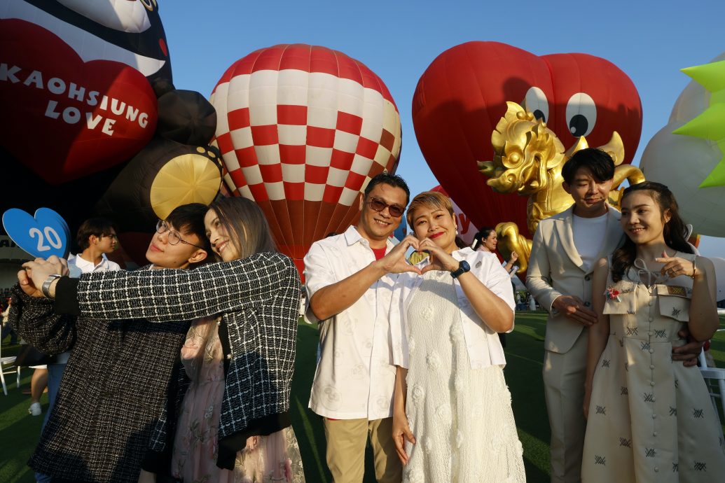 拼图）清莱国际热气球节“热气球之恋”迎情人节
