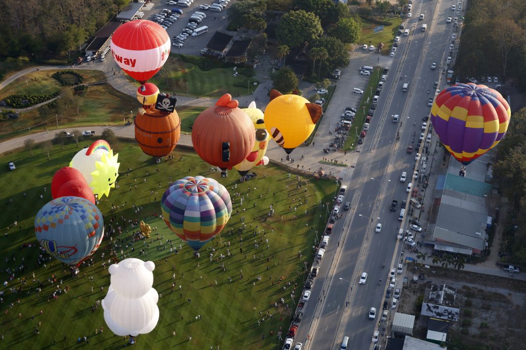 拼图）清莱国际热气球节“热气球之恋”迎情人节