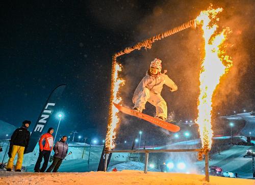 拼盘 未签 新疆阿勒泰滑雪公园趣味跳台赛