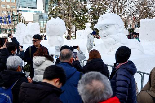拼盘 )日本札幌雪祭开幕 展202座雪冰雕、迎200万游客