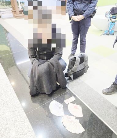 捡到钱包取走钞票扮好心交还 贪心乘客上不了飞机