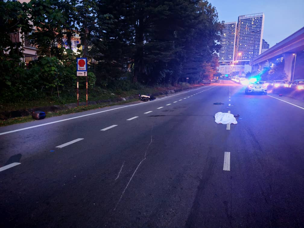 摩托车骑士摔倒遭多车碾压身亡 警方追查肇事司机