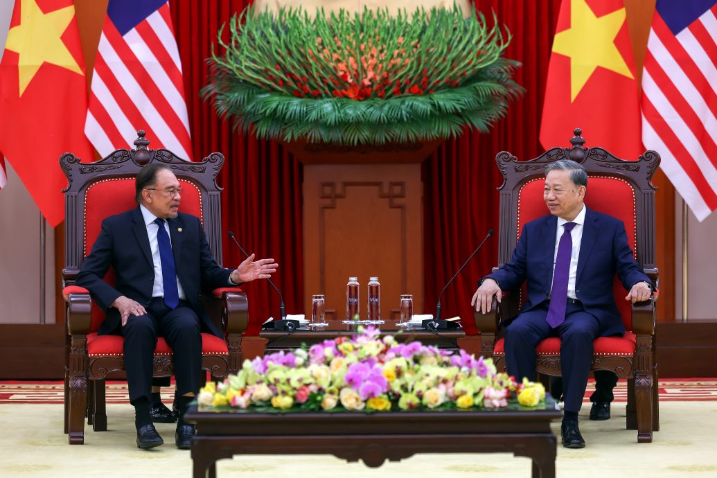 改写//首相抵访越南