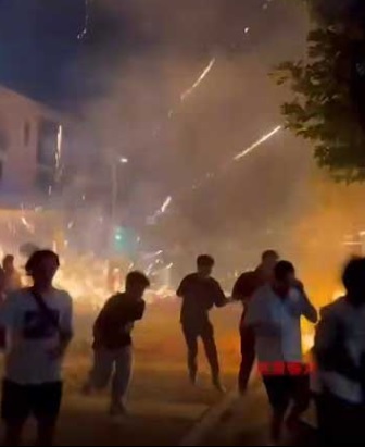 放烟花庆天公诞出意外 1人胸口被击中3车炸损