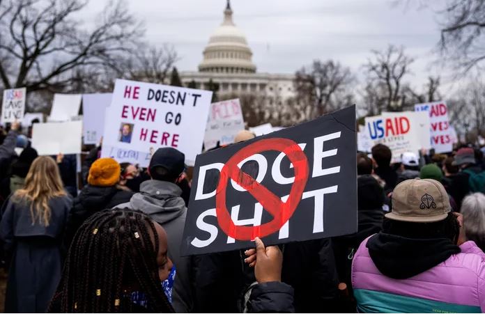 政府效率部再暴“财务黑洞”──救灾部耗巨资让非法移民住五星级酒店