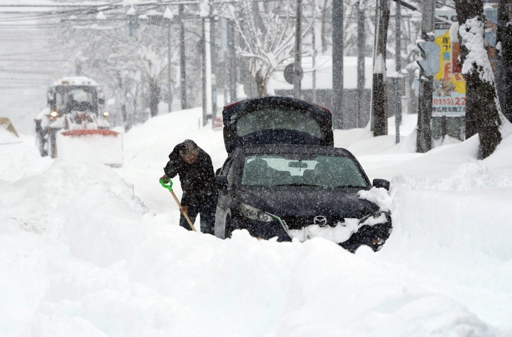 日本今年冬天最强寒流发威 新干线停驶、国道车辆动弹不得