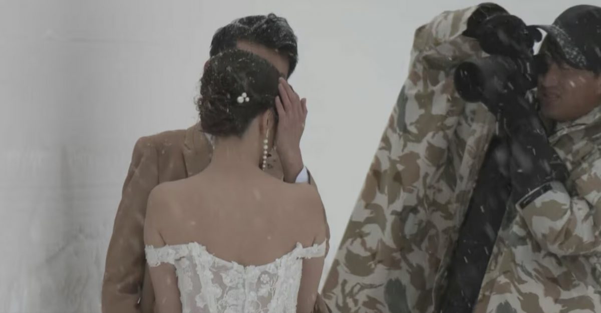 日韩寒流持续　白川乡积雪逾两公尺　港人夫妇无惧严寒雪中拍婚纱照