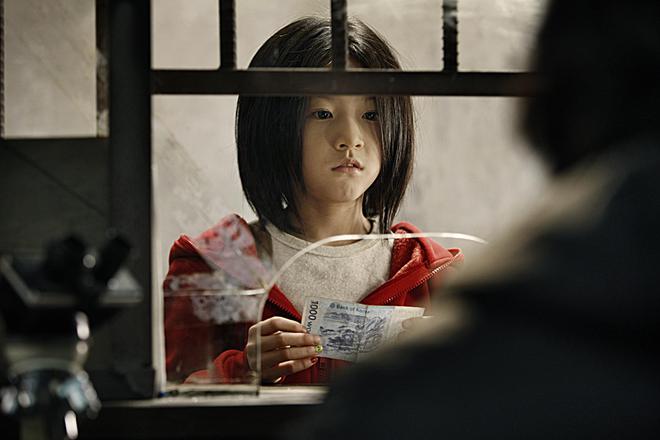 昔晒贴脸照再掀热议 金赛纶离世撞金秀贤生日