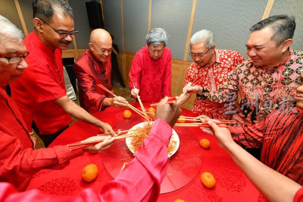 星洲赠送封面特别版报 感激雪州苏丹力挺多元