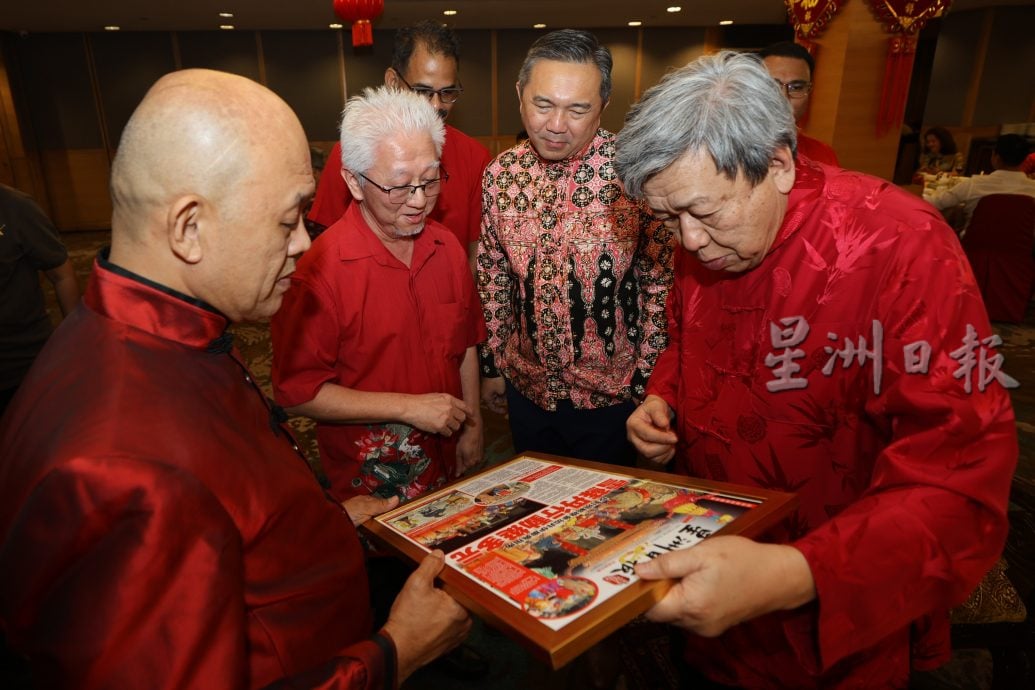 星洲赠送封面特别版报 感激雪州苏丹力挺多元