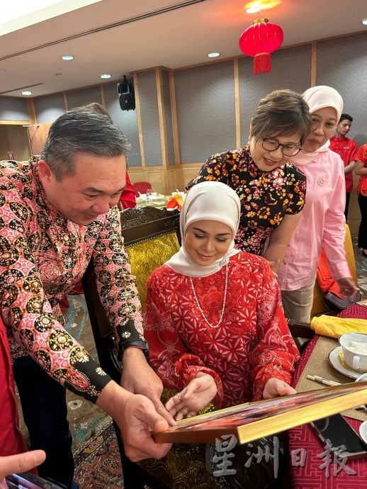 星洲赠送封面特别版报 感激雪州苏丹力挺多元