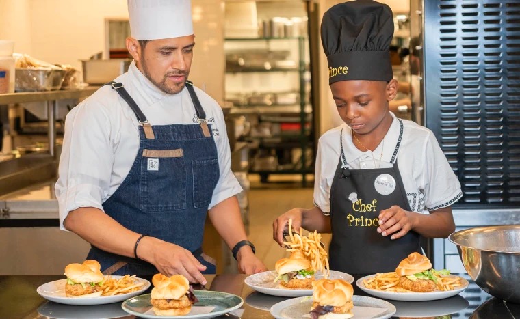 暖势力 9岁小厨神为许愿基金会筹款