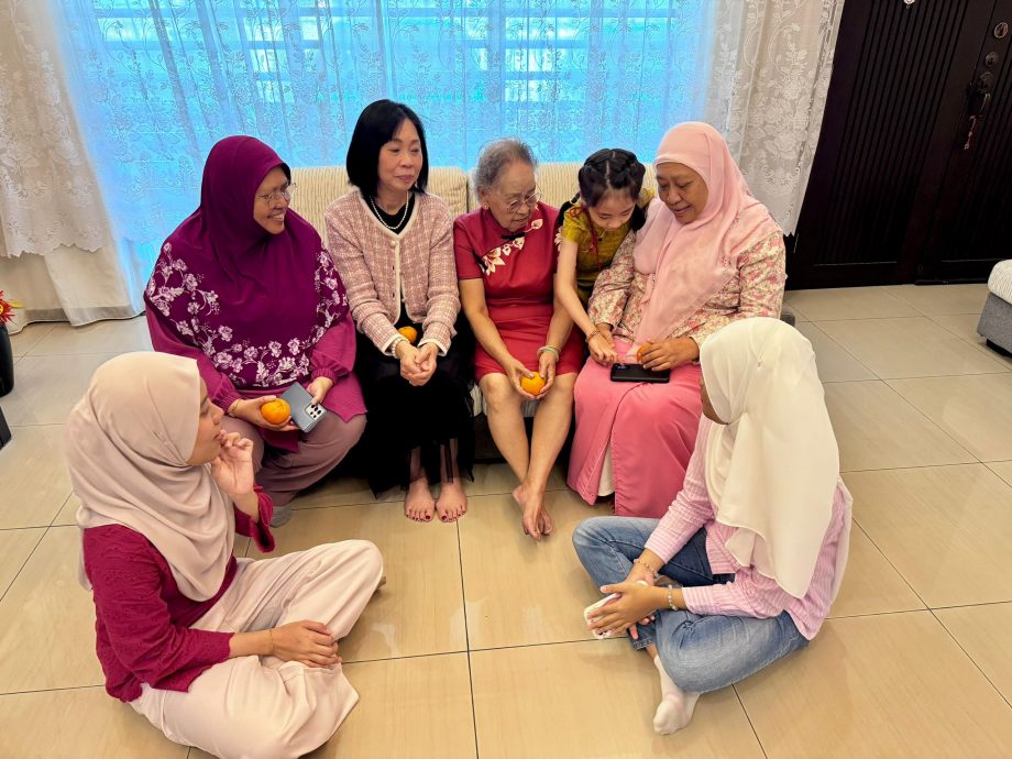 异族联姻数十年  第二三代维持华裔拜年习俗