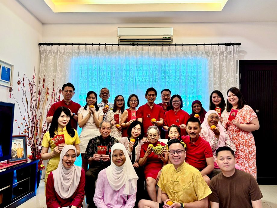 异族联姻数十年  第二三代维持华裔拜年习俗