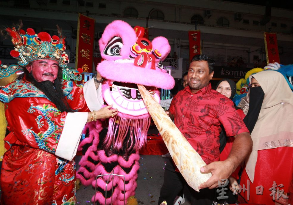 暖势力/沙林印度茶店连续25年庆新春 舞狮舞龙表演加码 自助餐吃到饱