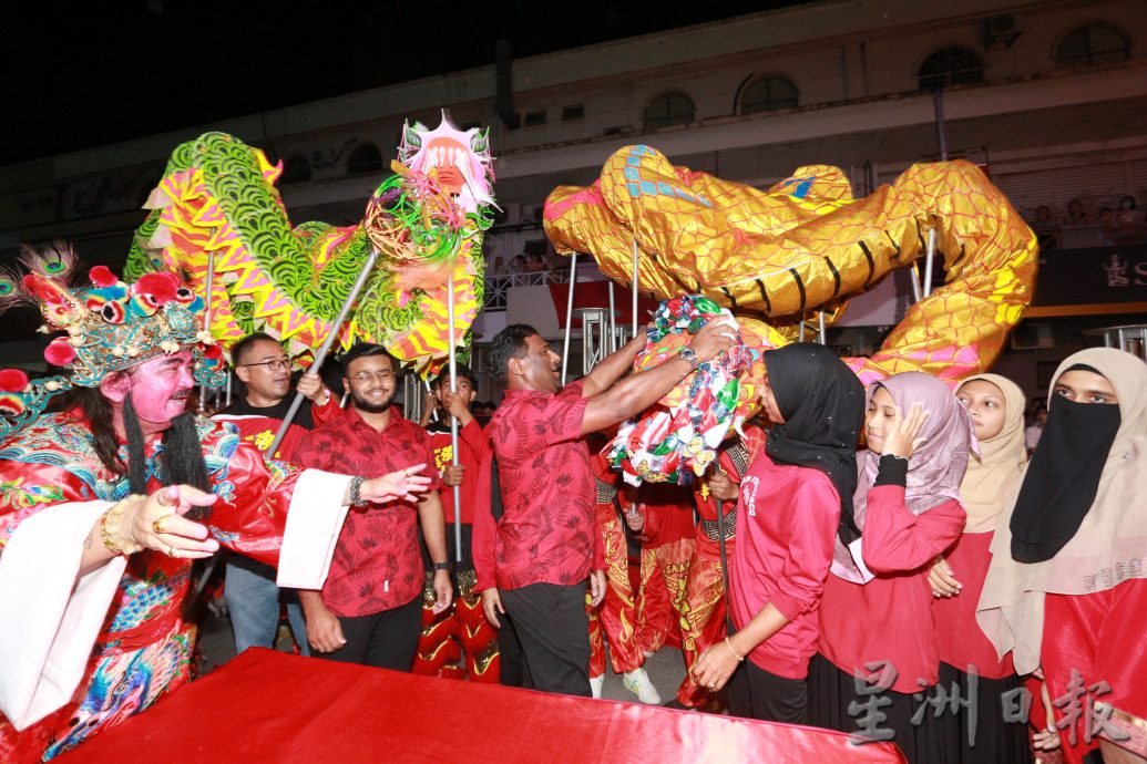 暖势力/沙林印度茶店连续25年庆新春 舞狮舞龙表演加码 自助餐吃到饱