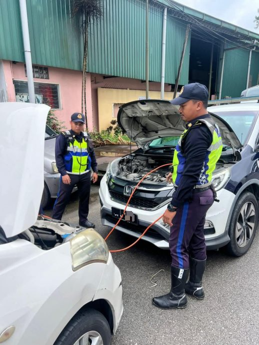 暖势力/砂陆路交通局执法人员暖心助民,新年巡逻期间协助抛锚车主进行搭电启动