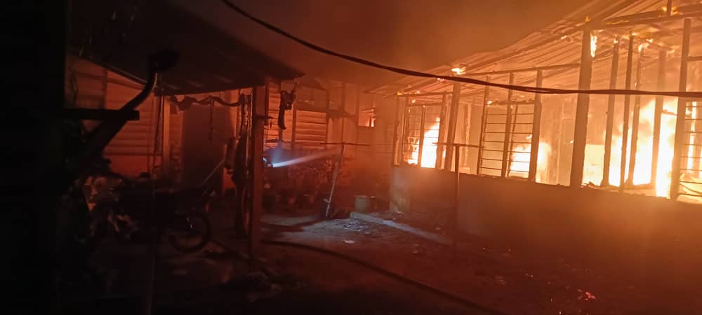 曼锐5单层住家烧毁 4摩托成废铁 