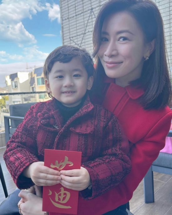 曾传与胡杏儿有心结 佘诗曼看烟花同场不同框