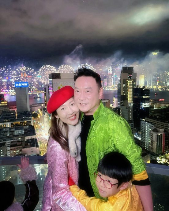 曾传与胡杏儿有心结 佘诗曼看烟花同场不同框