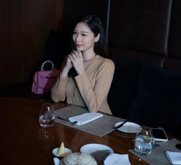 杨秀惠坐完月出关　情人节乐收花和小熊