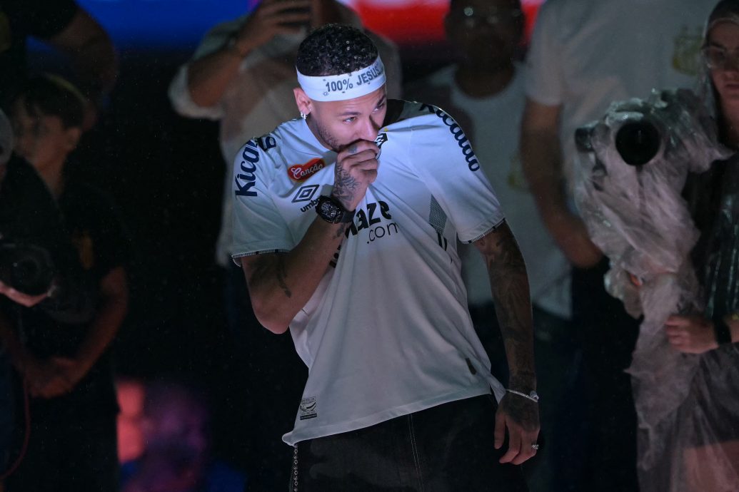 桑托斯热烈办回归仪式  内马尔落下男儿泪