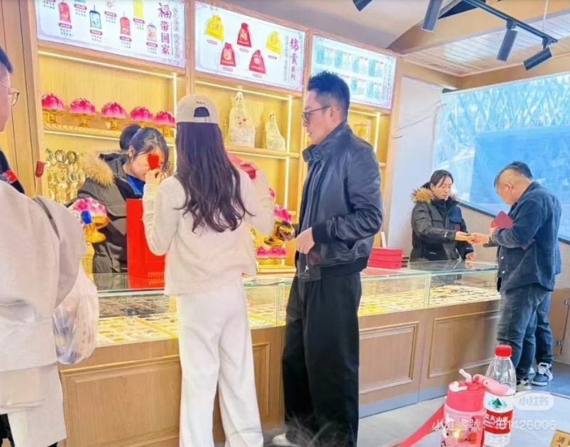 汪小菲带妻吃大餐后 再被目击现身求子圣地