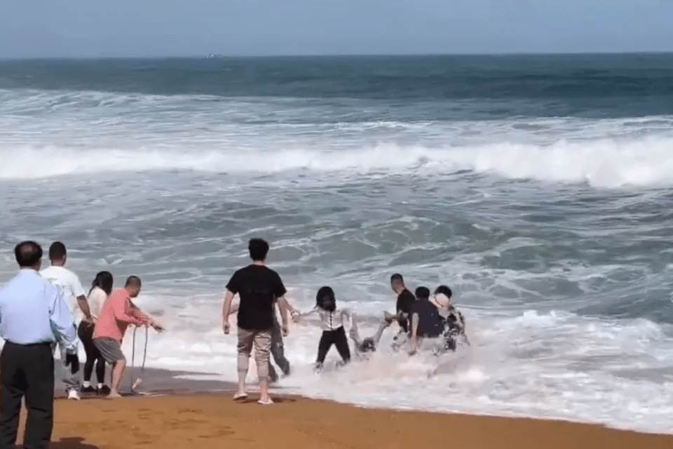 海南小女孩被巨浪卷走 长发哥无惧被冲走拿命救人