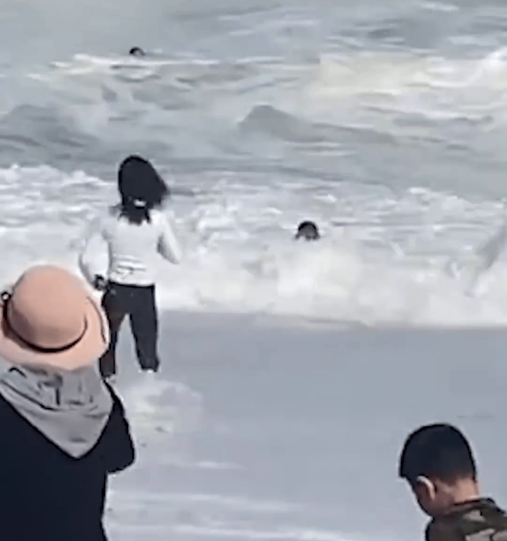 海南小女孩被巨浪卷走 长发哥无惧被冲走拿命救人